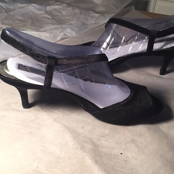 Bandolino Nossa peep toe velvet formal shoe. - Picture 3 of 8